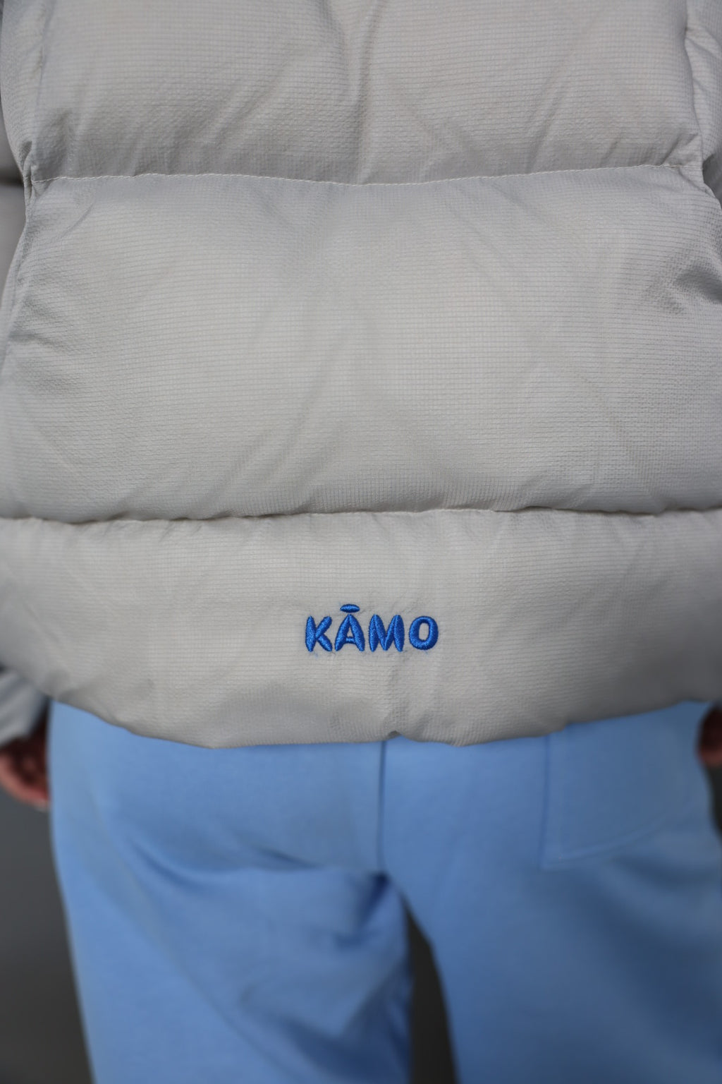 Pilka pūkinė striukė