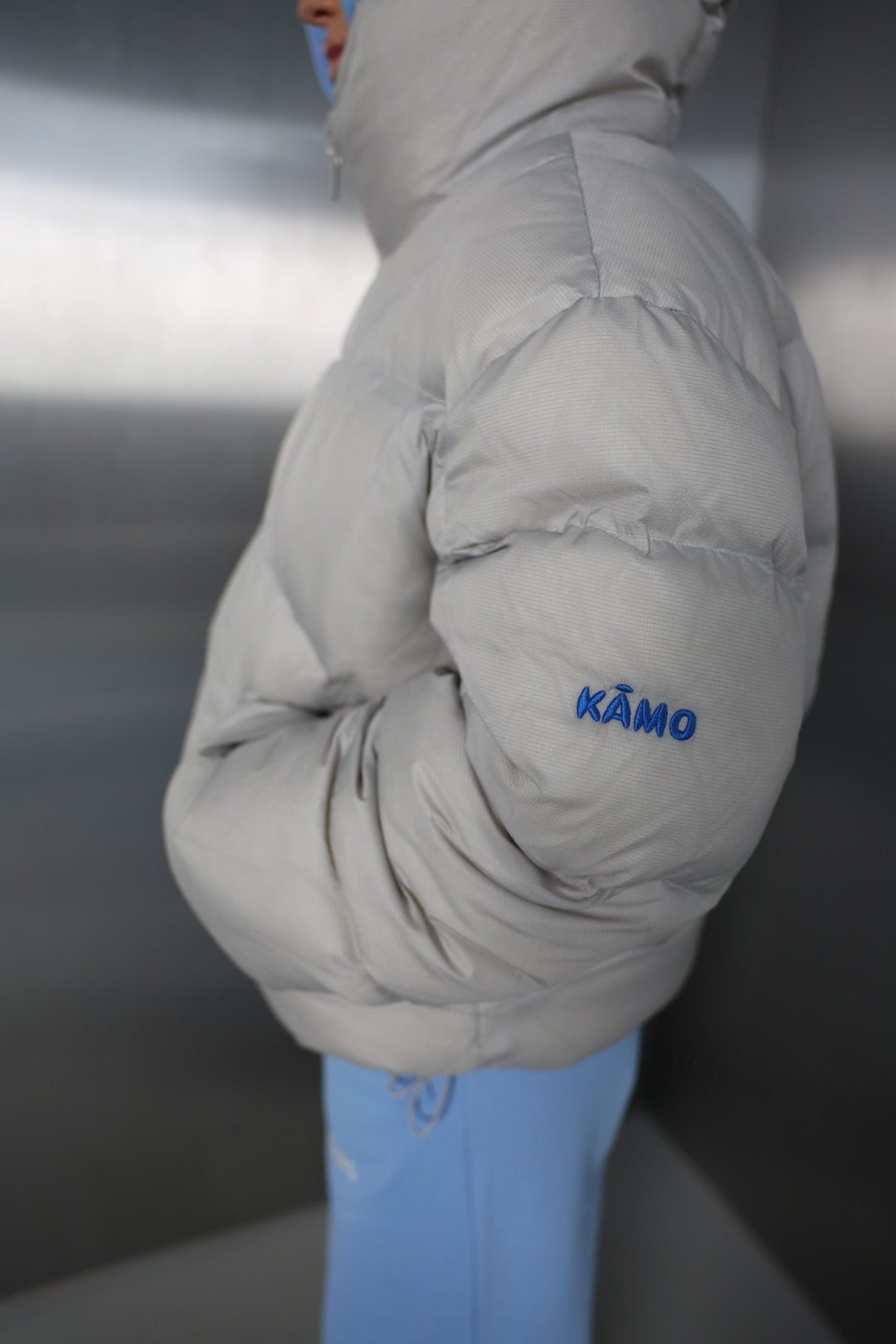 Pilka pūkinė striukė