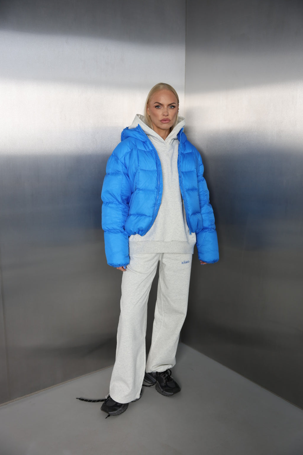 Mėlyna pūkinė striukė