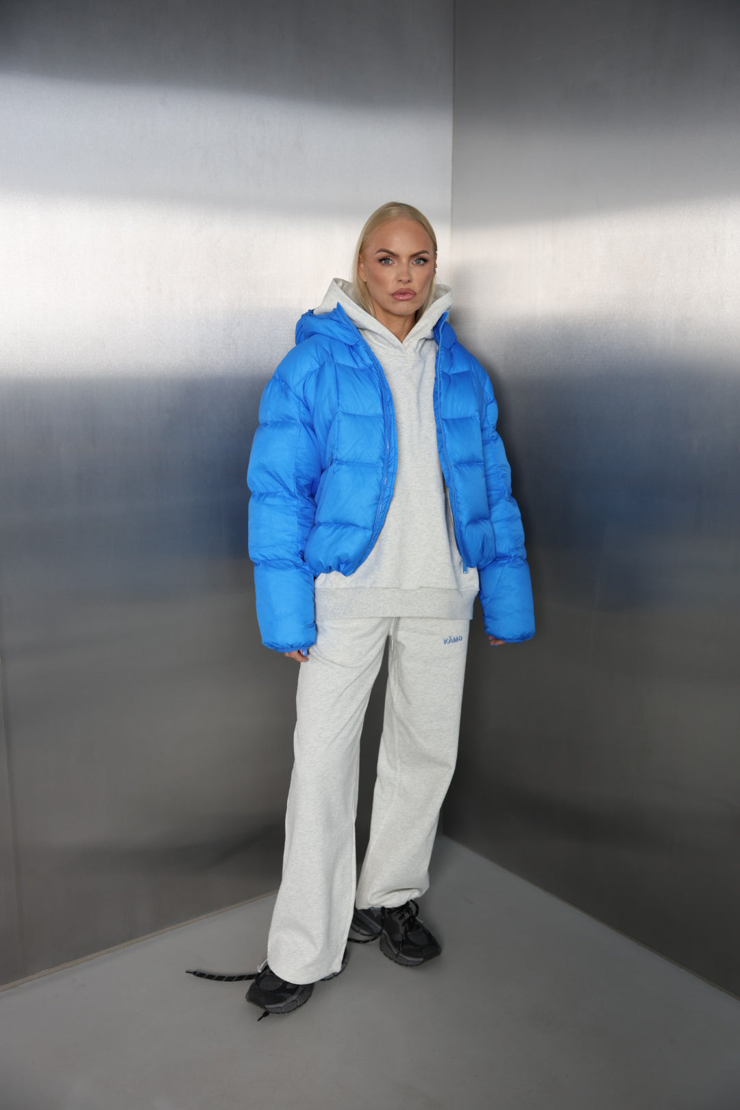 Mėlyna pūkinė striukė