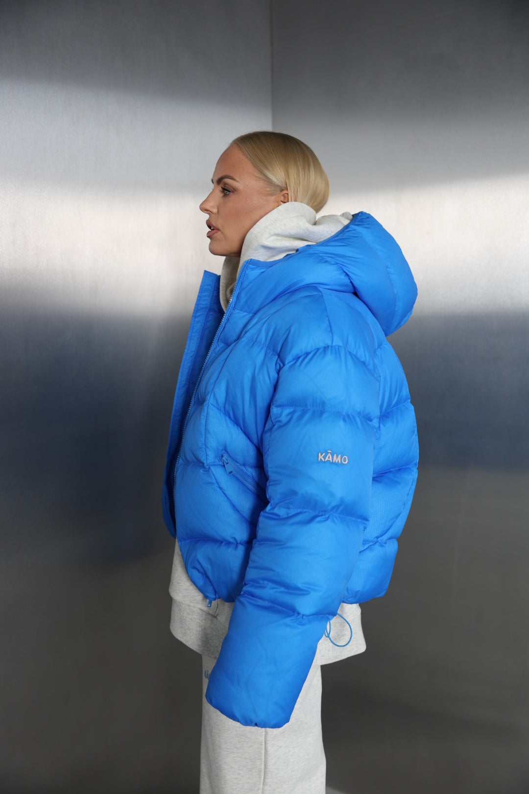 Mėlyna pūkinė striukė