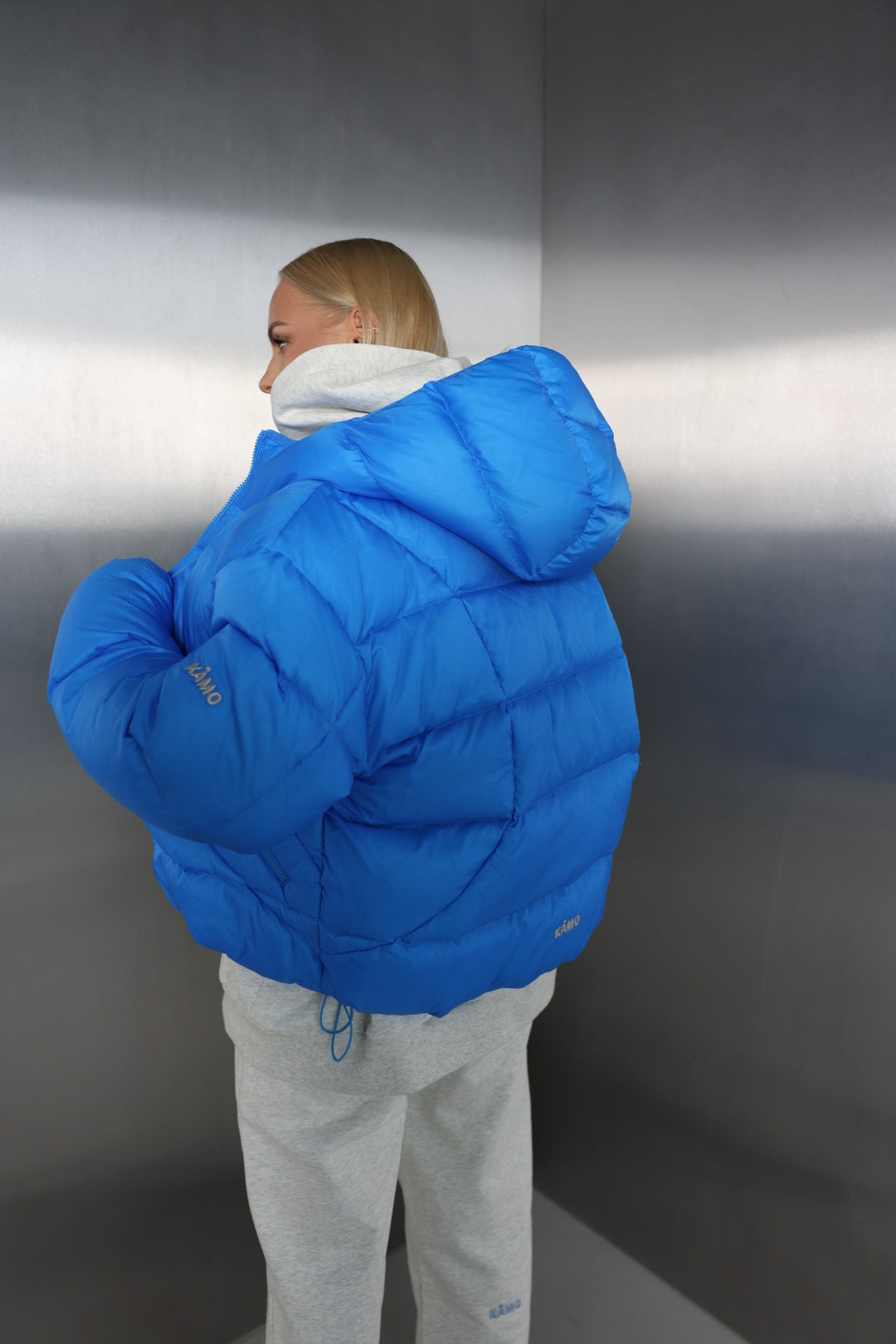 Mėlyna pūkinė striukė