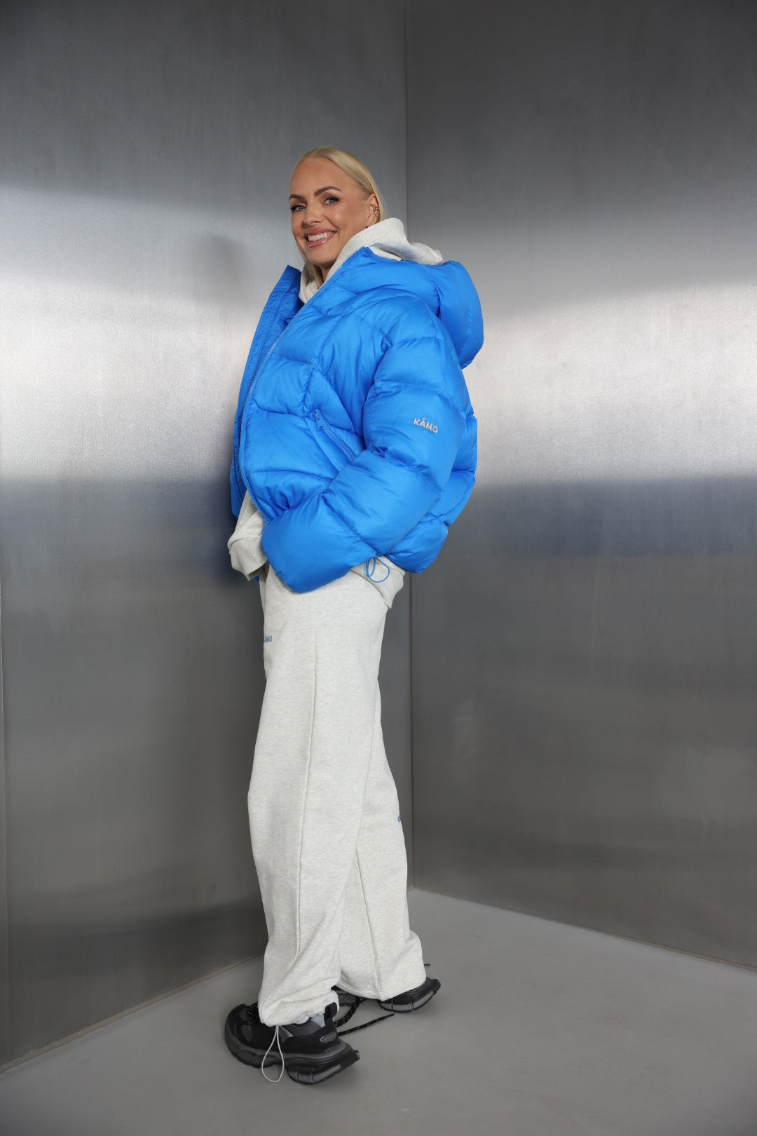 Mėlyna pūkinė striukė