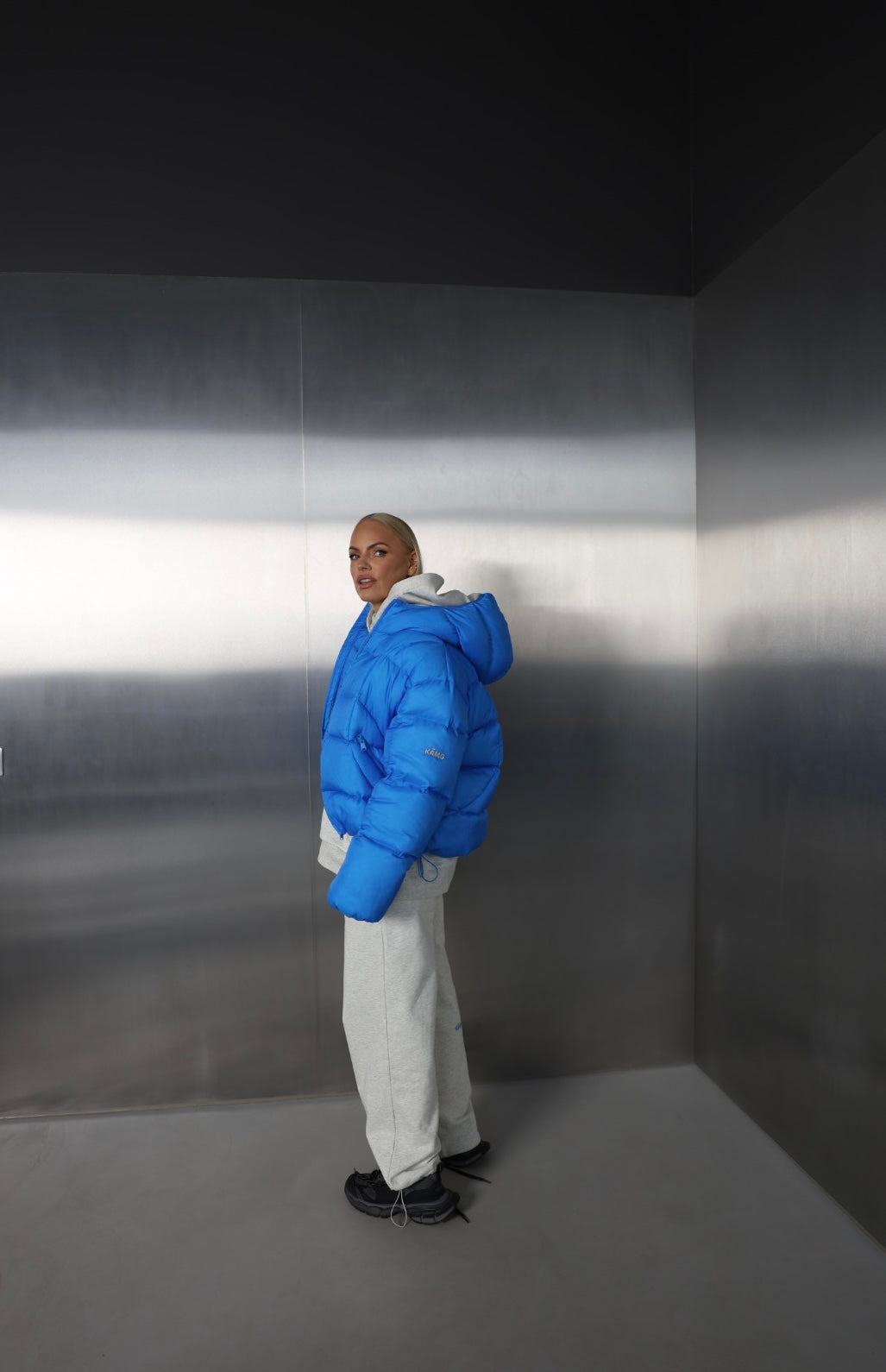 Mėlyna pūkinė striukė