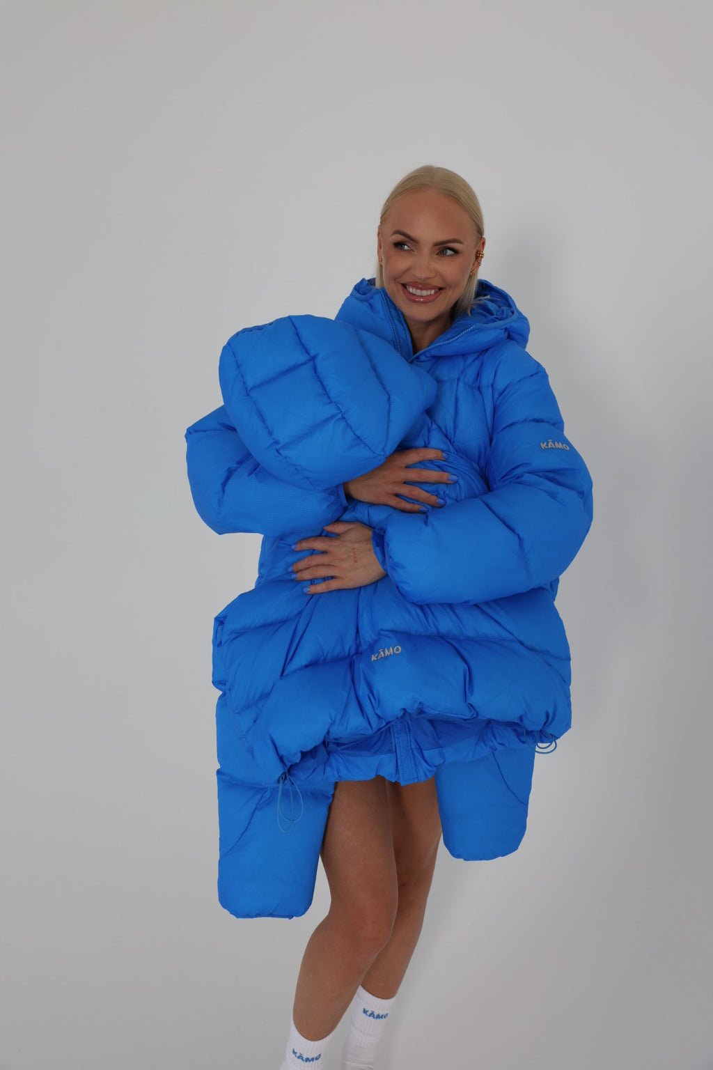 Mėlyna pūkinė striukė